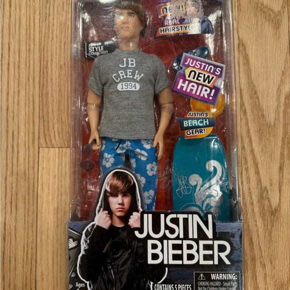 Justin Bieber Doll 2011 with Surfboard and Accessories - Picture 1 of 5